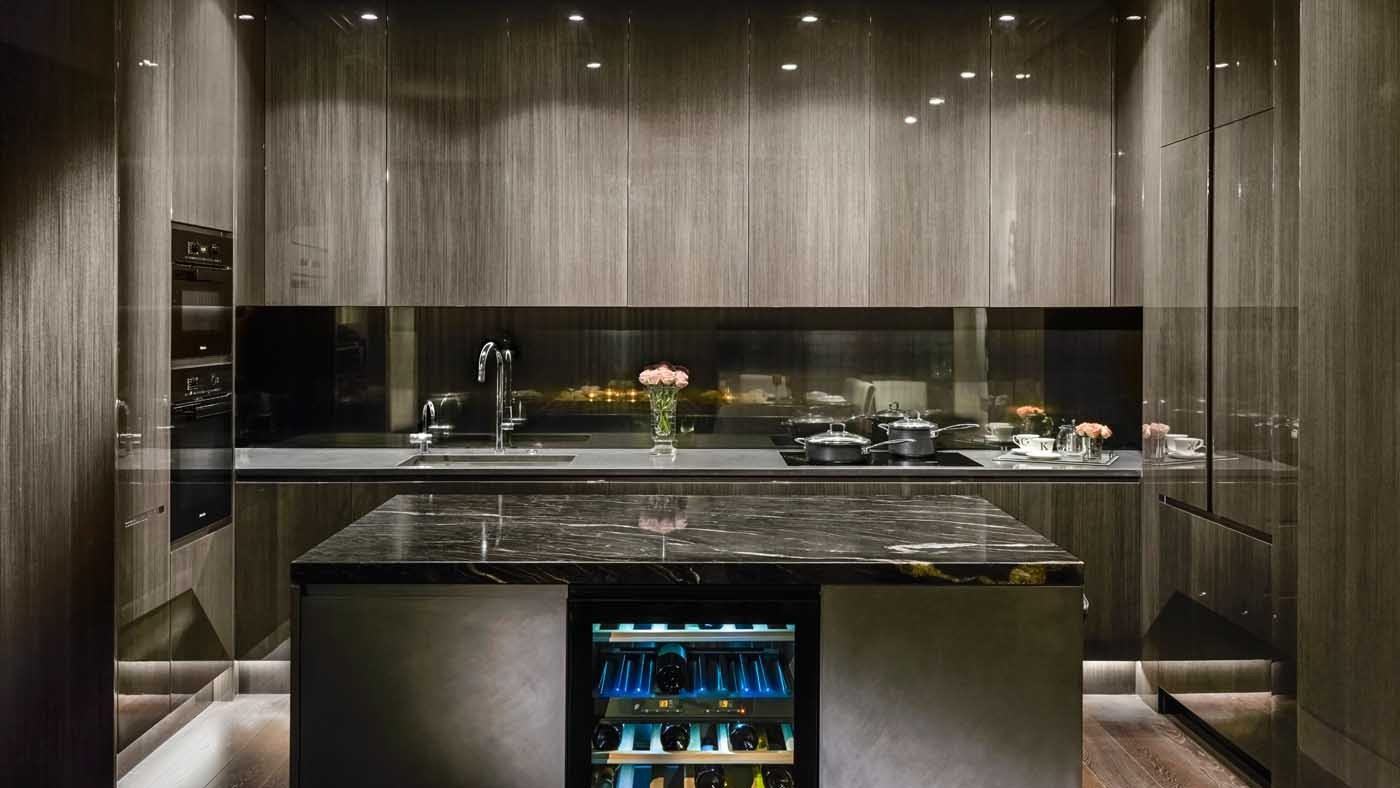 Polished veneered kitchen with Nero Marquina marble | Mayfair